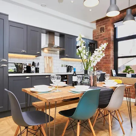 Sleek And Sophisticated New York Style Apartment *